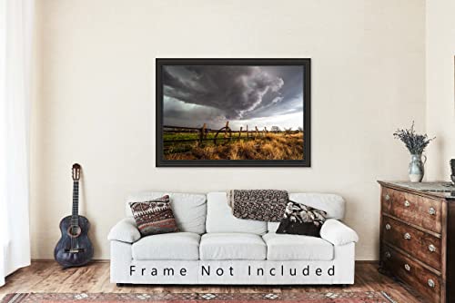 Снимка буря Печат (без рамка) Изображение на гръмотевична буря, задаващата се в оградата от бодлива тел в един пролетен ден на ферма на Ферма в Оклахома, Стенно изку?