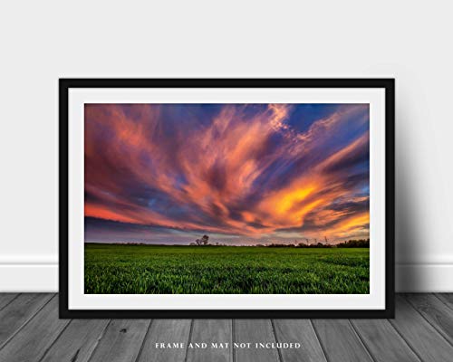 Снимка на небето Печат (без рамка) Изображение облаци, осветени от слънчева светлина Над полето на залез слънце в селските райони на Оклахома, Стенно изкуство, Есте?
